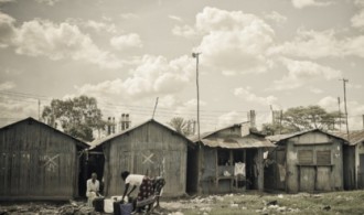 El Sinai slum, uno de los mayores de Nairobi, donde conviven más de 200.000 personas bajo unas condiciones de vida terribles